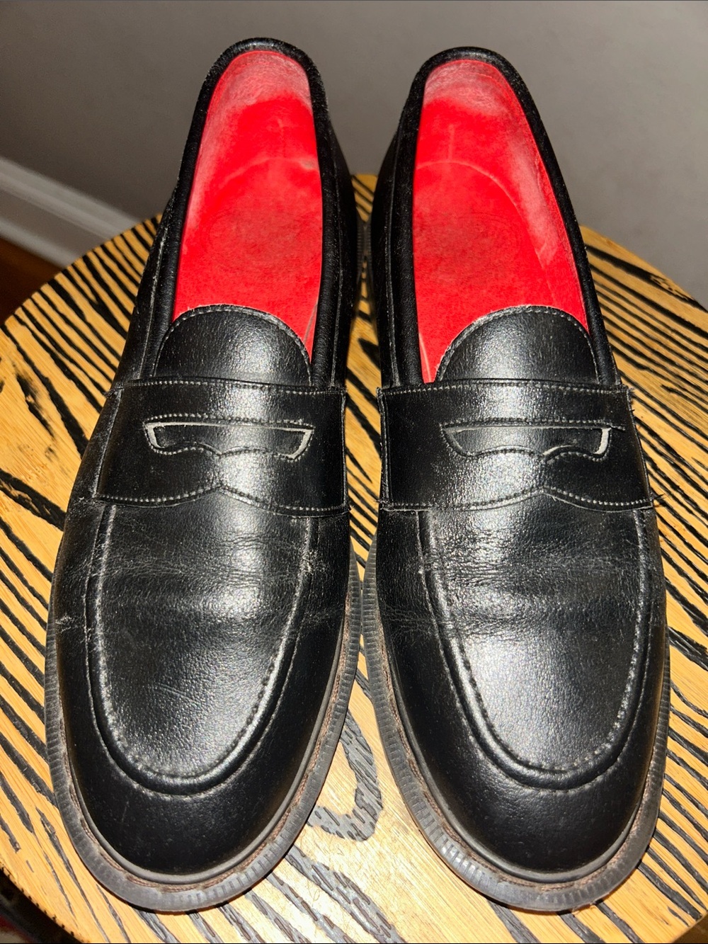 RARE! SOLOVAIR M 9.5/ W 10.5 UNISEX Black Leather Slip-On Loafer with Red Lining